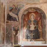 Partiamo dall�altare, dietro il quale si staglia un abside interamente decorato con la raffigurazione della Madonna col Bambino con la sua tunica blu e il manto azzurro, raffigurata in atteggiamento solenne